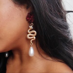 Earrings with pearl detail
